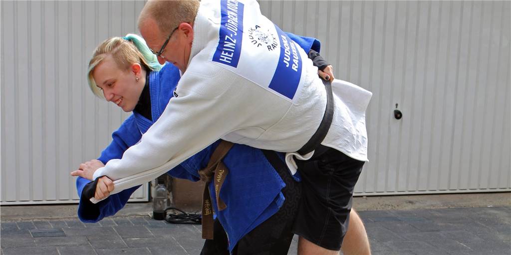 Judo ist Kontaktsportart Nummer 1 - ungünstig zu Corona-Zeiten Jana Koch trainiert mit ihrem Vater Heinz-Jürgen jetzt im Garagenhof. Die Judohalle ist geschlossen.