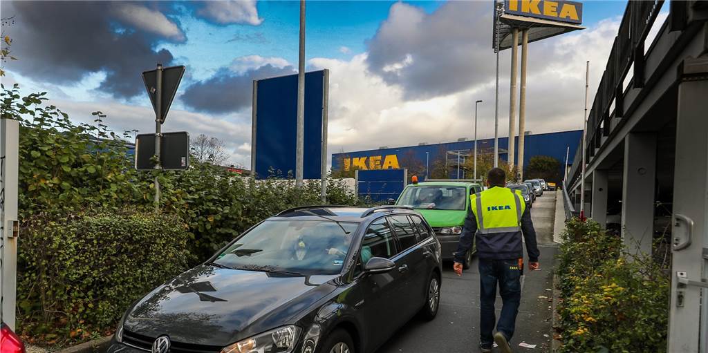 Die Dortmunderin Sarah Kusnierz und ihr Lebensgefährte wollten ihre online bestellten und bereits bezahlten Gartenmöbel mit dem Auto bei Ikea in Kley abholen. Doch andere Kunden hatten ihnen die Ware weggeschnappt.