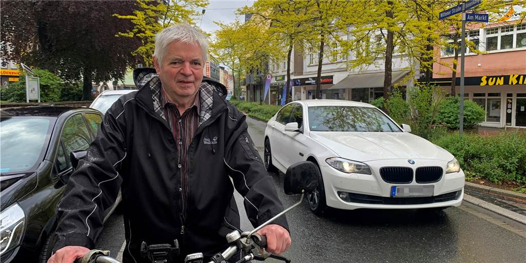 Hier dürfen Radfahrer nach den neuen Regeln nicht mehr überholt werden Rainer Brüning kritisiert die Fahrbahnführung am Biesenkamp. Der Schutzstreifen für Radfahrer ist hier 1 Meter breit, die Fahrbahn 3 Meter. Theoretisch dürften Autos und Busse die Radfahrer also nicht überholen, weil der Mindestabstand nicht eingehalten werden kann.