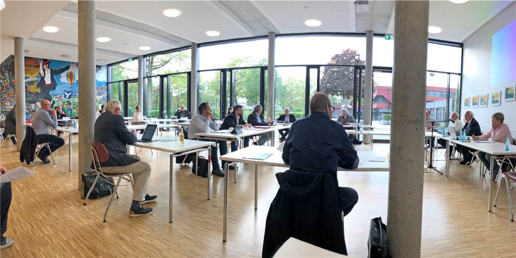Reißt das Cornoavirus Millionenlöcher in die städtischen Finanzen? Coronaschutzmaßnahme: Der Haupt- und Finanzausschuss der Stadt hat am Mittwoch in der Mensa der Losbergschule getagt, weil dort mehr Abstand möglich ist als im kleineren Ratssaal.