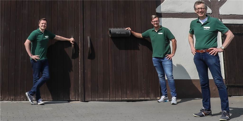 Ob Einsatz für die Bienen oder Carbon Farming: Landwirt Dirk Schulte-Uebbing (r.) kann immer auf die Unterstützung seiner Söhne Markus (l.) und Alexander setzen.