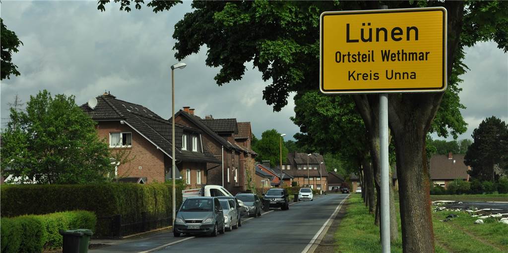 Wethmar statt Altlünen: Stadt stellt neue Ortseingangsschilder auf Wethmar statt Altlünen: Die Stadt hat begonnen, neue Ortsschilder aufzustellen - wie hier an der Oststraße.