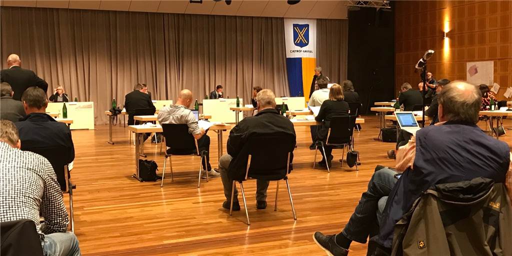 Mit Abstand und fast ohne Maske: Rat trotzt Corona in kleiner Besetzung In kleinerer Besetzung, an besonderem Ort und unter ungewöhnlichen Umständen trafen sich Castrop-Rauxels Ratsmitglieder am Donnerstag (30.4.) zur Sitzung, die erstmals in der Geschichte live im Internet übertragen wurde.