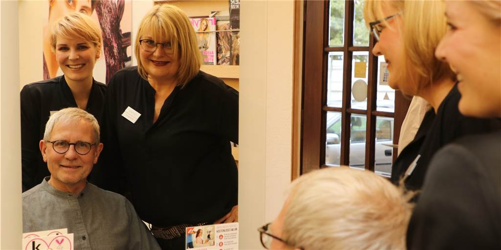Interview vor dem Start: „Wird der Friseurbesuch teurer, Herr Wagener?“ Stefan und Rita Wagener (r.) führen mit Tochter Theresa den Salon „Wagener Der Friseur“. Der Inhaber ist stellvertretender Obermeister der Friseurinnung Herne Castrop-Rauxel.