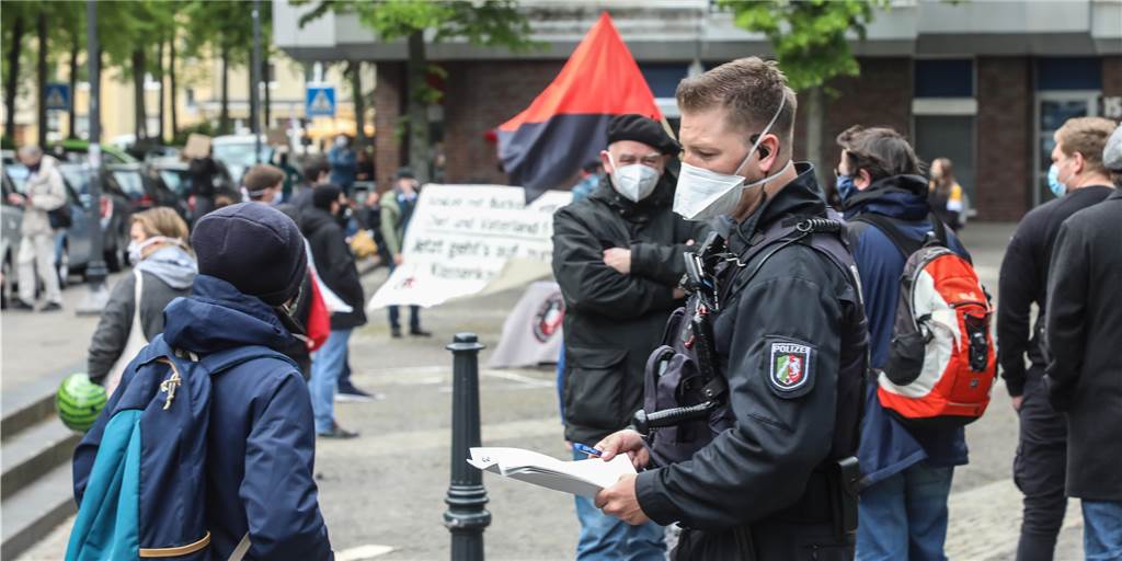 1. Mai: Coronavirus hält Demonstranten nicht ab - mehrere Kundgebungen Auf dem Sonnenplatz sprachen Polizisten Passanten an, sich zu zerstreuen. Die erlaubte Teilnehmerzahl für die Kundgebung war überschritten.
