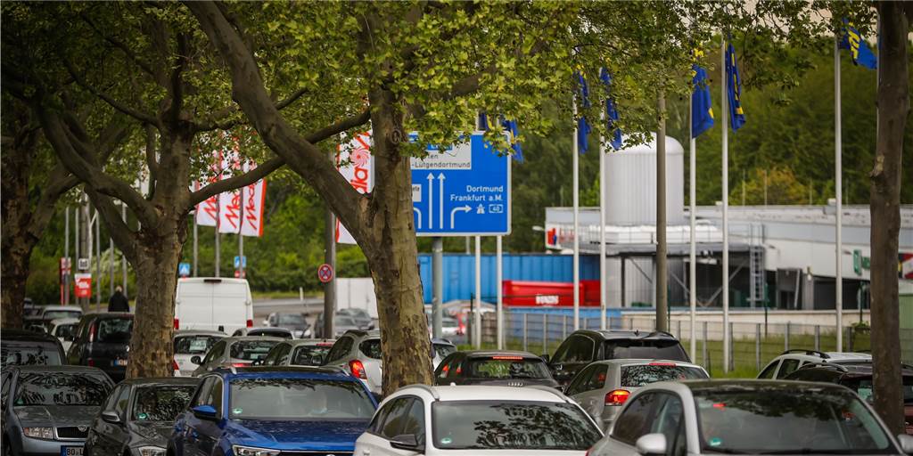 Verkehrschaos am Indupark und bei Ikea – Rückstau auf der A40 in Kley