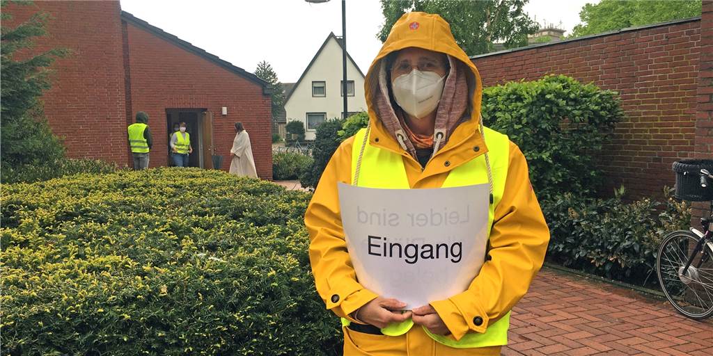 Freiwillige Ordner helfen vor der St.-Josephs-KIrche, die Corona-Regeln einzuhalten.