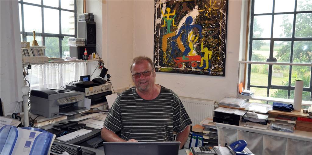 Lüner Galerist: „Menschen haben Nachholbedarf an Kunst und Gesprächen“ Wolfgang Anders am Computer. Während der Zwangspause kümmerte er sich auch um die Internet-Präsenz der Galerie.