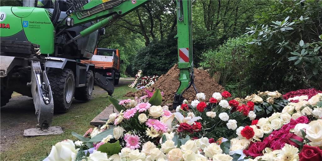 Zäune und Kontrollen sollen Massen-Andrang bei Beerdigung verhindern Auf dem Merklinder Friedhof wurde am Montag das Grab für die nächste Beerdigung ausgehoben. Es liegt unmittelbar neben der Grabstelle der Beerdigung am 23. April.
