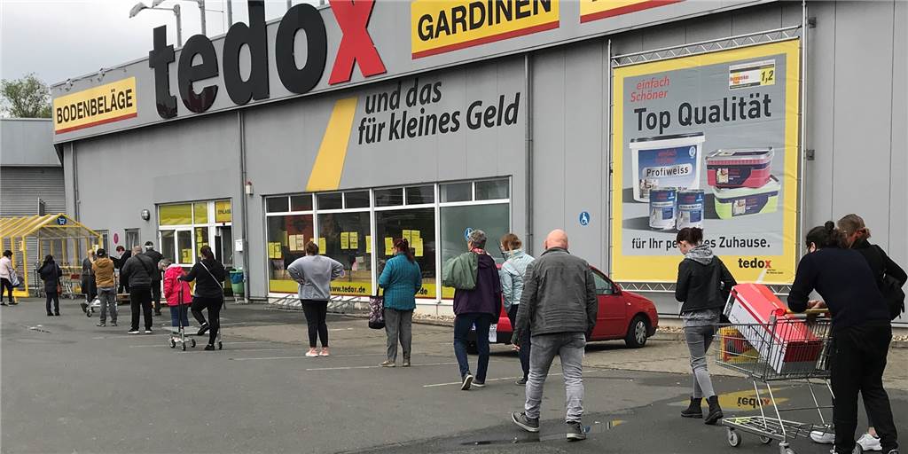 Schlange stehen wird in Castrop-Rauxel zum neuen Volkssport Am Tedox-Markt zwischen Real und Mediamarkt warteten die Castrop-Rauxeler am Montag geduldig auf Einlass.