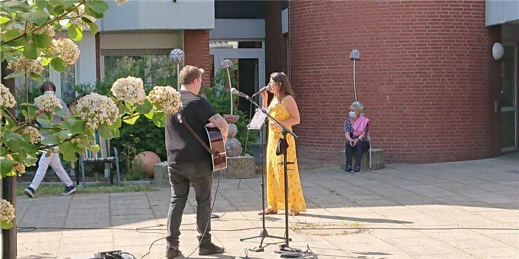 Zusammenarbeit für Lüner Senioren: Balkon-Konzerte gehen weiter Sängerin Sabine Hoell und Gitarrist Len Mette bei der Premiere der Balkon-Konzerte im Außenbereich des Altenzentrums St. Norbert.