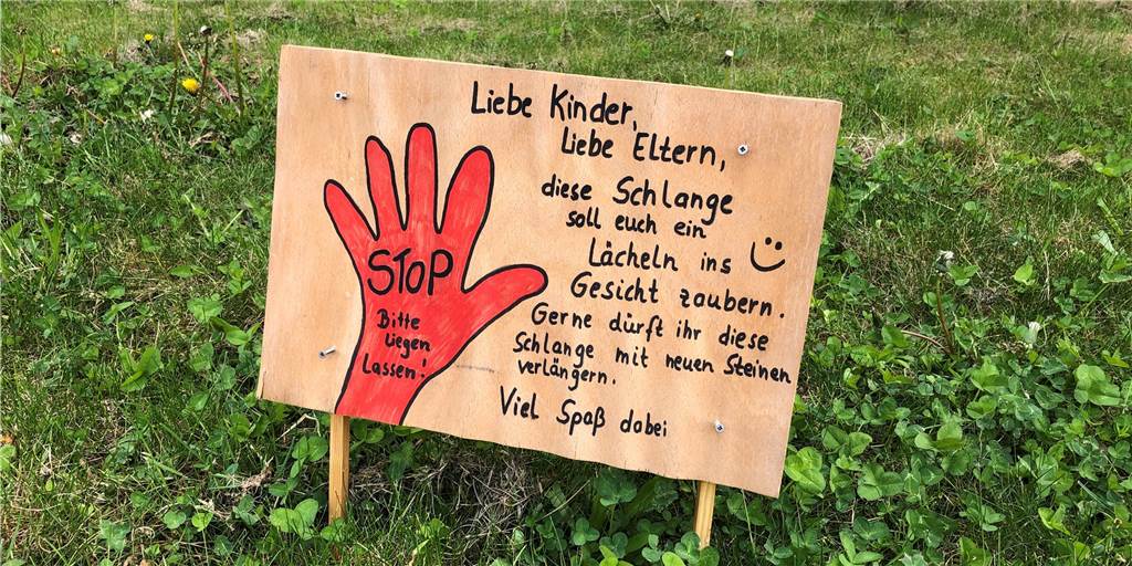 Vor Neustart: Grundschul-Chefinnen tüfteln an Plänen für Viertklässler Das ist das Info-Schild an der bunten Steinschlange vor der Marktschule in Ickern.