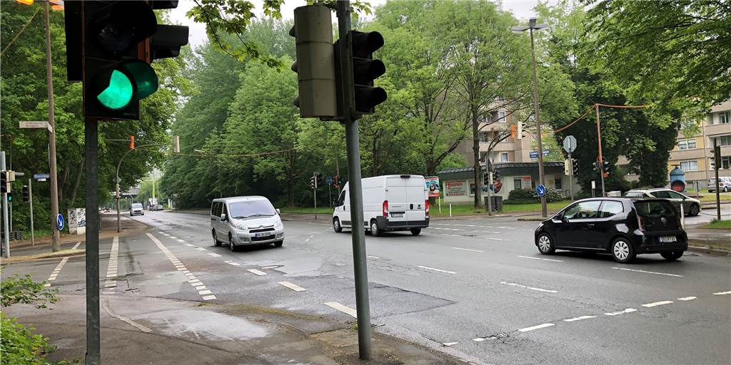 Stadt zahlt Leasing-Rate für Ampel – obwohl hier längst ein Kreisel sein sollte Eine Baustellenampel regelt seit eineinhalb Jahren den Verkehr an der Kreuzung Flughafenstraße/Buschei/Drosselweg.