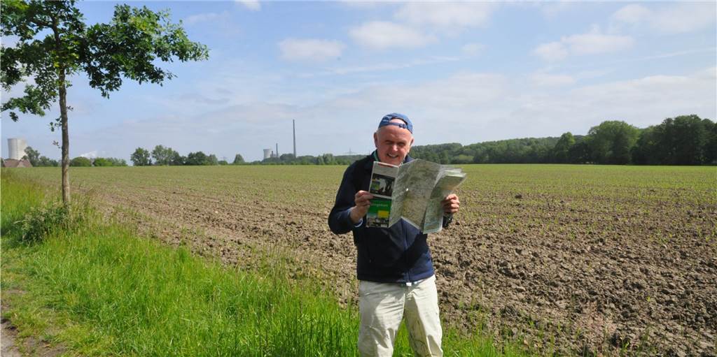 Wander-Experte rät: Wege vor der eigenen Haustür sind reizvoll Mit Wanderkarte und viel Spaß ist Diethelm Textoris auf vielen Wanderwegen unterwegs. Dieses Bild entstand in Brambauer, auf dem Wanderweg A1 durch den südwestlichen Teil.
