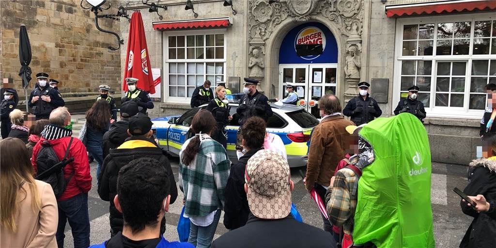 Verschwörungstheoretiker nutzen Video aus Dortmund für Propaganda Die Festnahme einer Demonstrantin am Samstag (2.5.) in Dortmund sorgt für große Diskussionen und wird für die Verbreitung von Verschwörungstheorien genutzt.