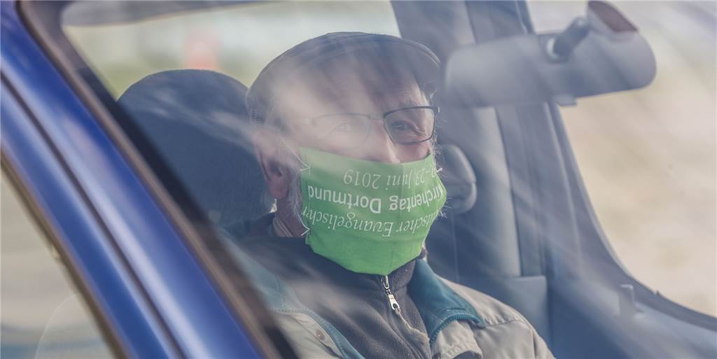 Corona-Schutz: Darf ich beim Autofahren eine Schutzmaske tragen? Schutzmasken bei Autofahrern.