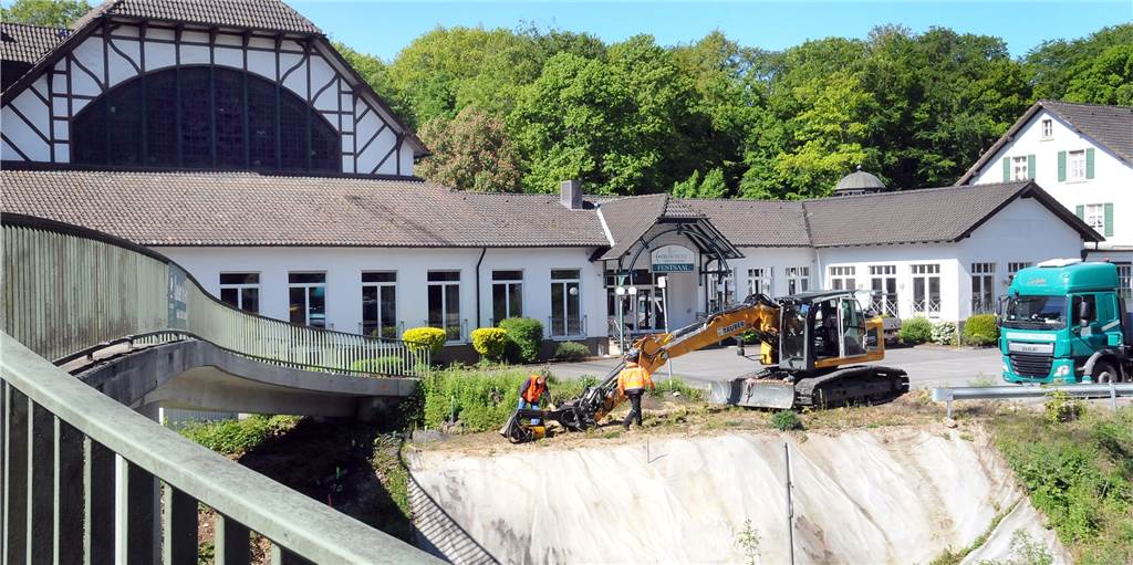 Der Neubau der Fußgängerbrücke am Freischütz kann starten. Am Mittwoch wurde der Bagger abgeladen, der die Baugruben für die Widerlager-Fundamente ausschachten soll.