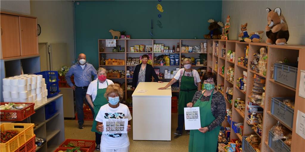 Corona-Krise: Tafel in Ahaus erwartet Welle von Neuanmeldungen Das Team der Ahauser Tafel nimmt neue Spenden an und packt die Lebensmittel in Jutetaschen: Johannes Lügering, Margot Hagner, Ursula Lemke, Marlies Feldmann, Monika Preckel und Margot Fierus (v.l.).