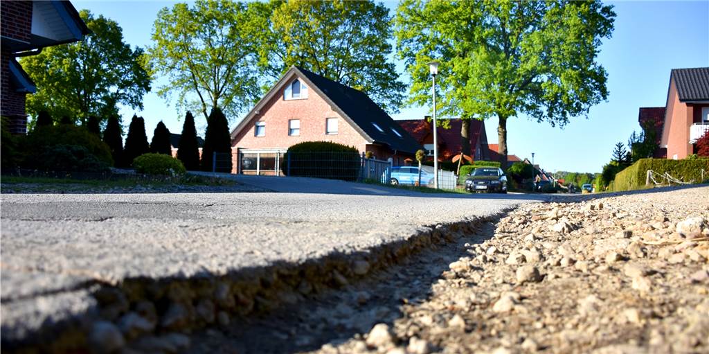 Sanierung der Moorbachstraße wird für die Anwohner teuer An der Moorbachstraße muss dringend etwas getan werden. Da sind sich auch viele Anwohner einig. Doch sie haben Angst vor den hohen Kosten und verstehen nicht, warum die Stadt 90 Prozent der Kosten auf sie umlegen will.