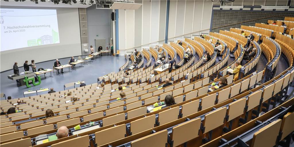 Trotz Corona-Lockerungen: TU Dortmund hält an digitaler Lehre fest Nur in wenigen Ausnahmen werden Räume der TU zurzeit genutzt - wie hier bei der Hochschulwahlversammlung mit wenigen Teilnehmern im großen Audimax.