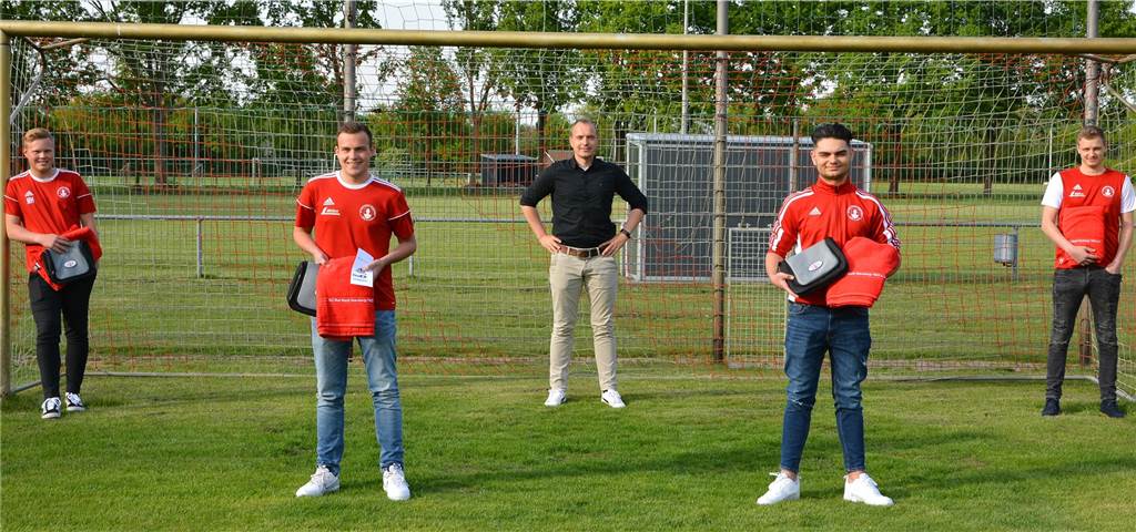 Nach erfolgreichem FIFA-Turnier: RW Nienborg will E-Sport vorantreiben Initiator Frank Große Vestert mit den Finalisten des Nienborger FIFA-Turniers, Justus Benölken und Kaan Zopirli. Im Halbfinale besiegten sie Michael Haase und Rene Priebe.