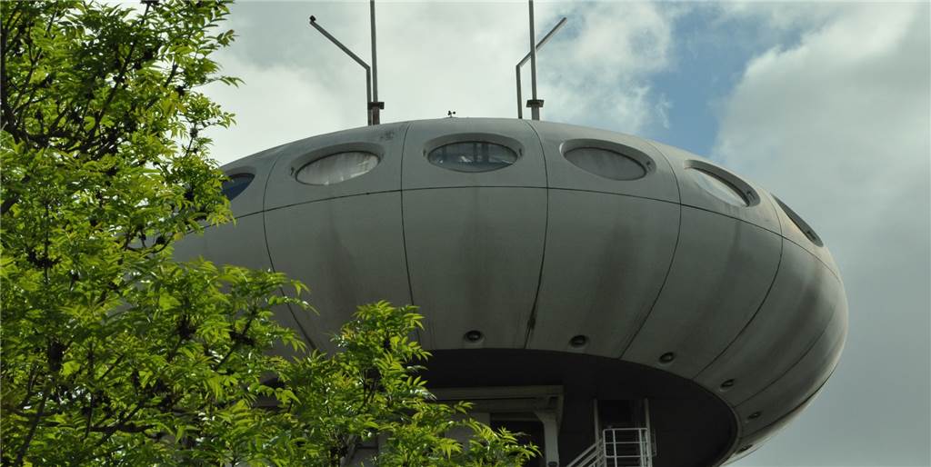 Colani-Ufo in Brambauer: Einzigartiges Symbol mit Schattenseiten Licht und Schatten: Das Colani-Ufo in Brambauer ist ein Alleinstellungsmerkmal mit wechselvoller Geschichte.