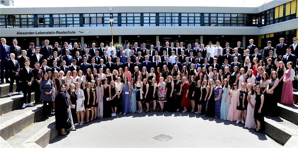 Solche Bilder, hier ein Foto der Realschul-Abschlussfeier 2019, wird es in diesem Jahr nicht geben. Doch unter Einhaltung aller Corona-Regeln soll ein würdiger Rahmen in den Schulen gefunden werden, versprechen die Schulleiter.