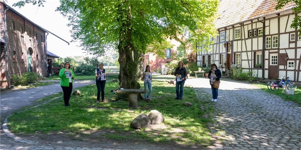 Spendenaktion für Tafel findet jetzt statt auf zwei Höfen in Lünen In gebührendem Abstand beim Fototermin: (v.l.) Angelika Hauschopp, Elisabeth Schulze Wethmar, Birgit Nehling, Annette Giesebrecht und Ulrike Trümper. Gesammelt werden die Spenden am 15. und 16. Mai.