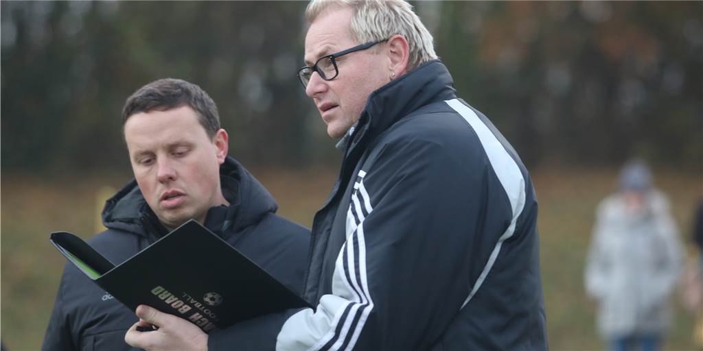 Saisonabbruch entzweit die Fußballwelt - einige würden weiterspielen Saisonabbruch entzweit die Fußballwelt - einige würden weiterspielen