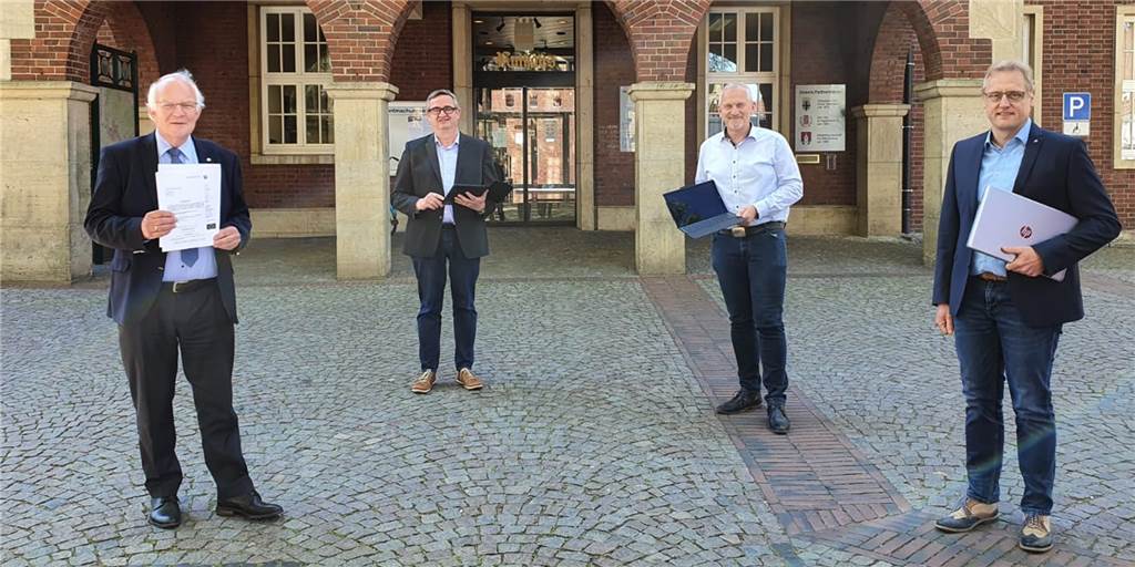 Kräftige Finanzspritze: Fast 800.000 Euro für Smartboards, Beamer und Co. Freuen sich über eine kräftige Finanzspritze vom Land NRW (v.l.): Bürgermeister Helmut Könning, Fachbereichsleiter Klaus-Dieter Weßing, Erster Beigeordneter Günter Wewers, Hermann Heumer, IT-Verantwortlicher für den Schulbereich.