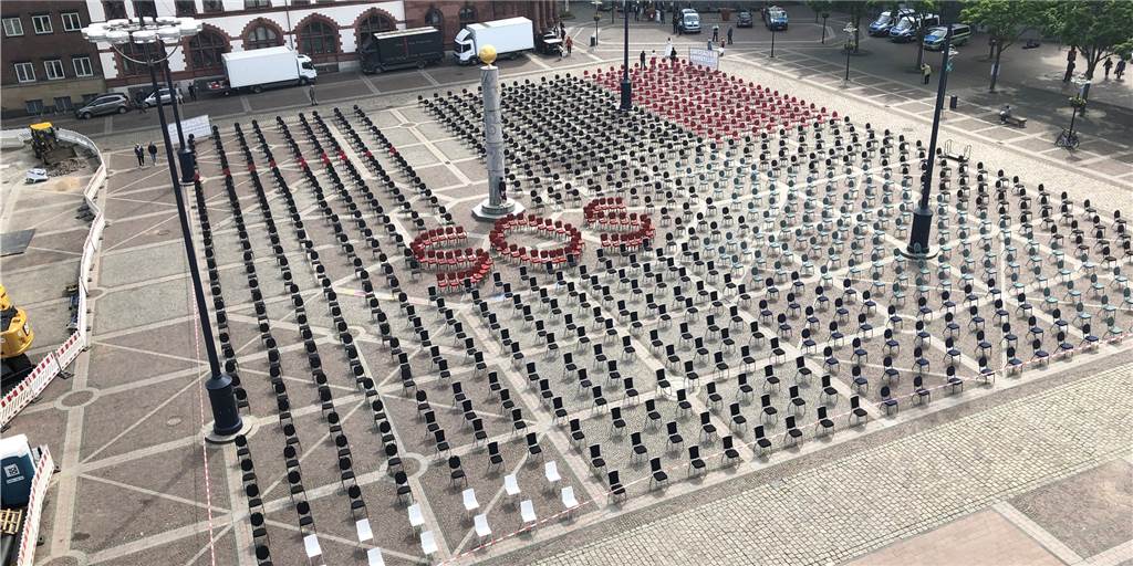 SOS: Restaurants rufen mit 1000 Stühlen auf dem Friedensplatz um Hilfe Rund 1000 Stühle wurden am Samstag (9.5.) auf dem Friedensplatz aufgestellt.