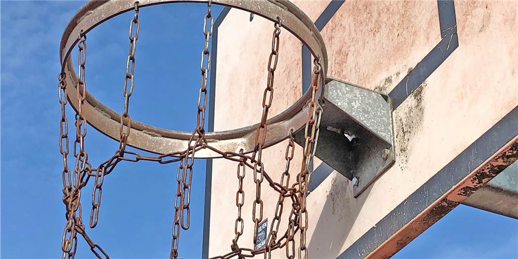 Corona: Dorstens Vereine machen Lockerungsübungen Basketballkorb unter freiem Himmel