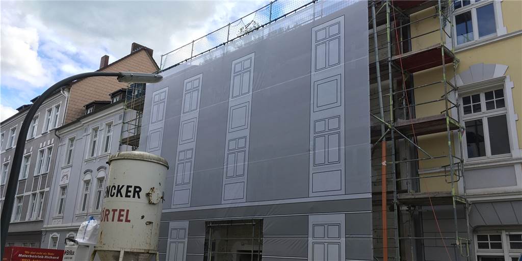 Noch verdeckt eine große Plane den Neubau in der Teutonenstraße.