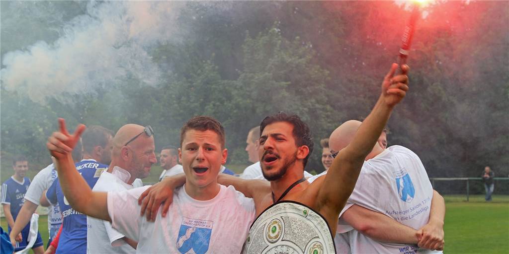 So feiern die Castrop-Rauxeler Erfolgs-Teams 2020 ihre Aufstiege Ende Mai 2018 feierten die Fußballer des SV Wacker Obercastrop, hier mit Robin Franke (l.) und Goalgetter Elvis Shala, mit einer Meisterschale aus Plastik den Aufstieg in die Bezirksliga. Jetzt können sie den Sprung in die Westfalenliga bejubeln.