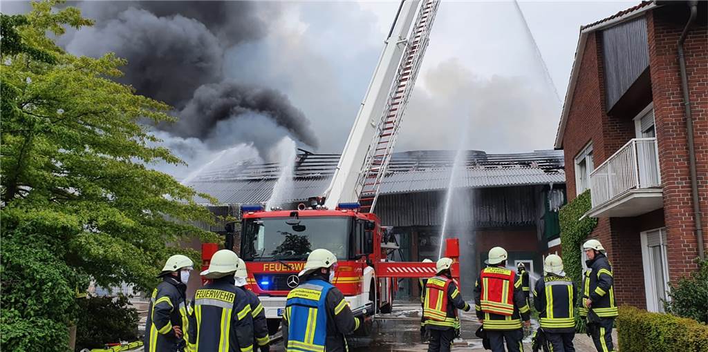 Mit Video: Lagerhalle in Südlohn steht komplett in Flammen Mit Video: Lagerhalle in Südlohn steht komplett in Flammen