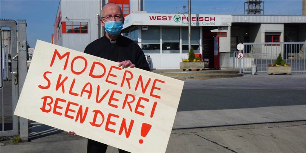 Mahnwache bei Westfleisch: „Fälle in Coesfeld sind erst der Anfang“ Peter Kossen demonstriert gegen die Bedingungen bei Westfleisch in Coesfeld.