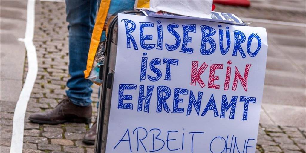 Lüner Reisebüro-Chef: „Unsere Lage ist alarmierend und dramatisch“ Demo in Dortmund: Wegen der Corona-Krise bekommen Reisebüros seit November keine Zahlungen mehr. Reisen werden abgesagt oder verschoben - schwere Zeiten für Reisebüros.