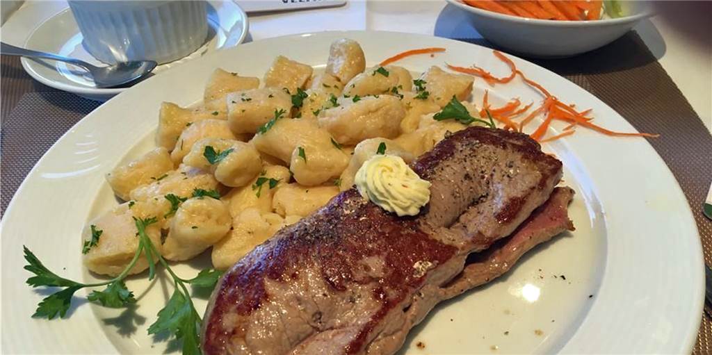 Große Übersicht: Restaurants, Cafés und Kneipen in Castrop-Rauxel öffnen Wer jetzt wieder Lust auf ein schönes Steak, eine Pizza oder einen Salat hat, kann wieder in die Restaurants gehen. Mit vielen Auflagen.