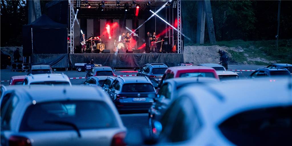 Mallorca-Stars, Cover-Band und 90er-Party: Diese Events gibt‘s im Autokino Werne Live-Auftritt im Autokino: So ähnlich wie hier in Köln wird es auch im Werner Autokino zugehen. Bands und DJs spielen auf der Bühne im Autokino. Mit dabei sind auch einige Mallorca-Stars.