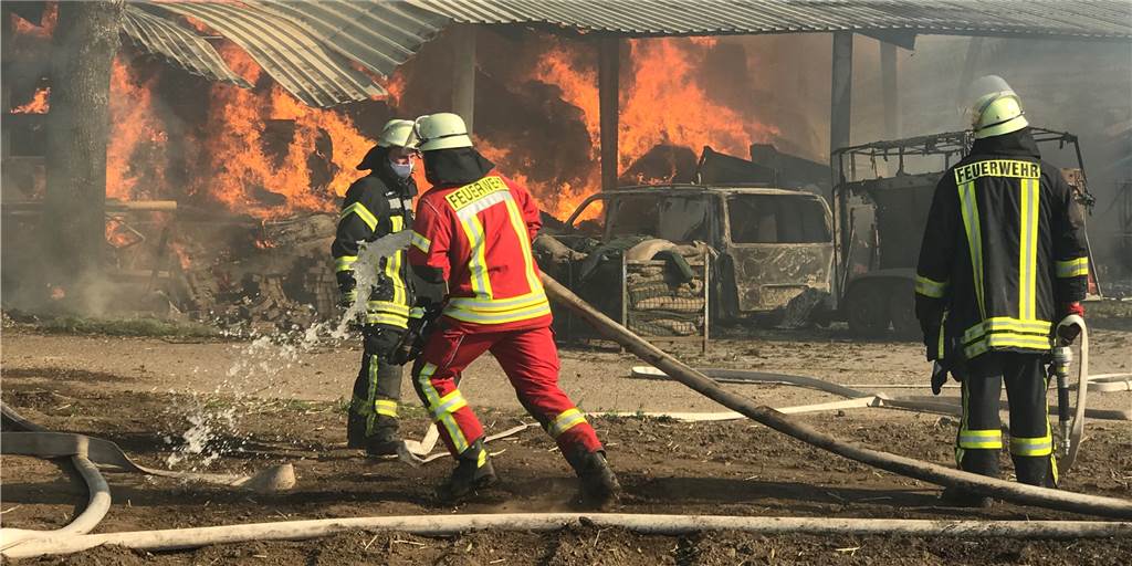 Bauernhof-Brand in Wichum: Rund 150 Schweine verenden qualvoll Über 60 Feuerwehrleute aus Heek, Nienborg, Epe und Gronau kämpfen gegen das Flammenmeer.