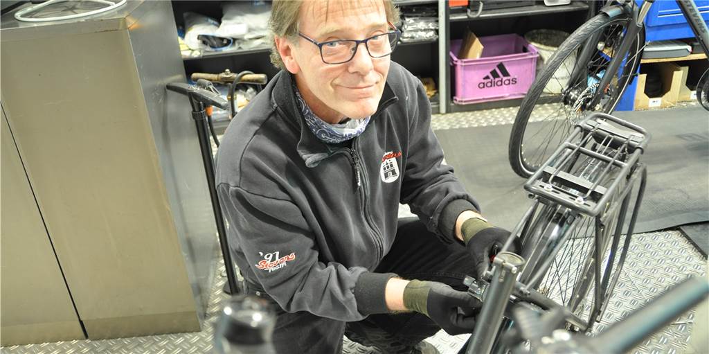 In Lünen braucht man derzeit bei Fahrradreparaturen viel Geduld Auch Manuel Herter von fahrRAD hat - wie seine Kollegen in anderen Fahrradläden - gerade alle Hände voll zu tun.