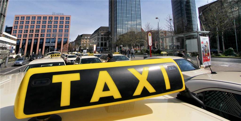 Stadt will E-Autos Vorfahrt in Dortmunds längster Taxi-Schlange geben Stadt will E-Autos Vorfahrt in Dortmunds längster Taxi-Schlange geben