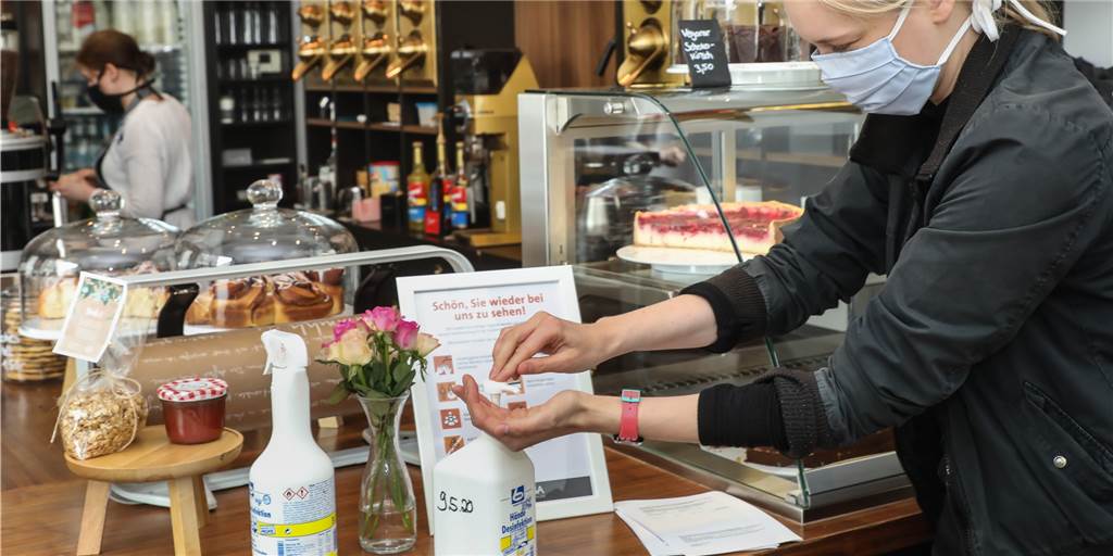 Strenge Regeln, große Emotionen: So war der erste Café-Besuch nach dem Shutdown Hände desinfizieren vorm Kaffeetrinken: Das ist auch im „Herr Liebig Kaffeehaus“ seit Montag Pflicht.