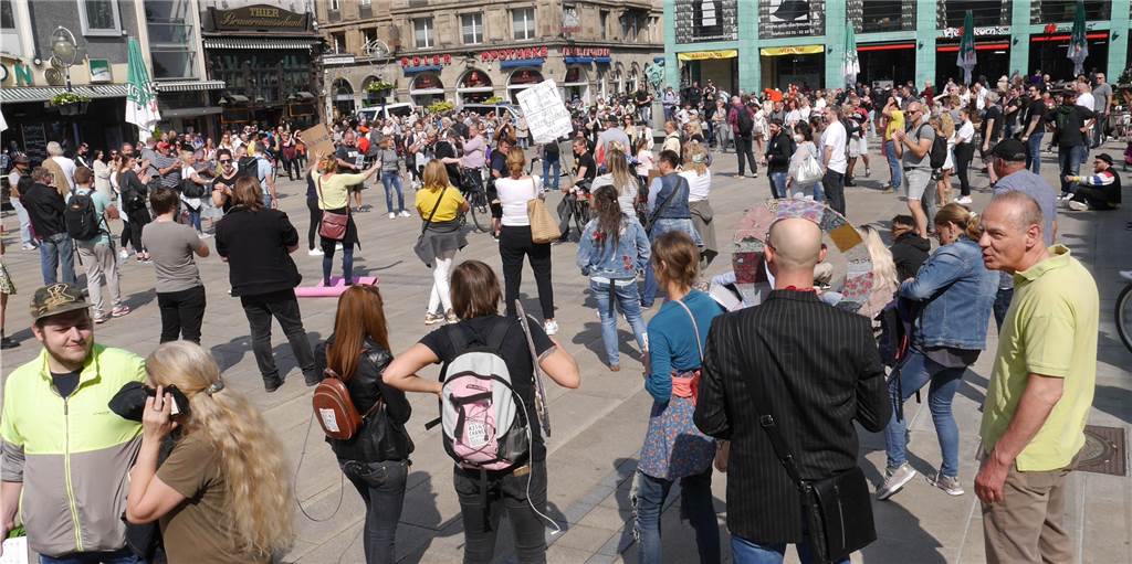 Verbotene Demo gegen Corona-Schutz – Warum wurde so spät eingegriffen? Eigentlich wurde die Versammlung am Alten Markt von der Stadt und der Polizei untersagt.