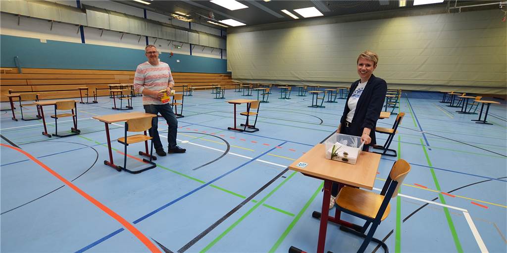 Oberstufenkoordinator Dr. Jörg Regner und Schulleiterin Susanne Köhnen haben stressige Wochen hinter sich. Nun ist alles vorbereitet: Ab Dienstag schreiben die Abiturienten des Heinrich-Heine-Gymnasiums in der Sporthalle ihre Abi-Klausuren.