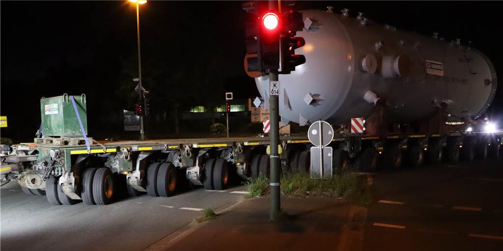 Schwertransport: Ein dicker Brocken rollte über Dorstens Straßen Der Anhänger wurde langsam in die Bochumer Straße gezogen - Zentimeterarbeit.