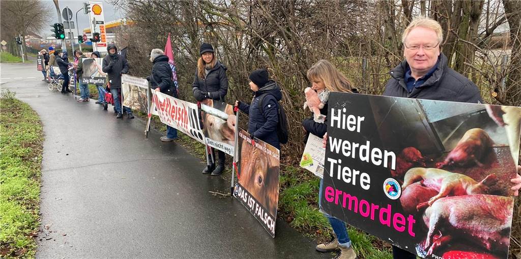 „Stoppt Westfleisch!“ Mahnwache vor Fleischwerk in Oer-Erkenschwick Die Initiative „Stoppt Westfleisch“ bei einer der Protestaktionen in der Nähe des Westfleisch-Werks in Oer-Erkenschwick.