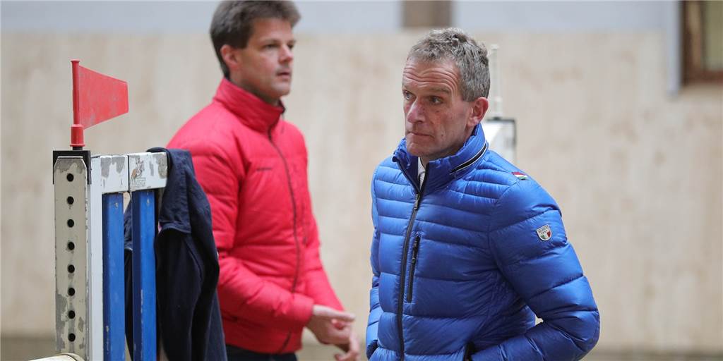 Michael Potthink leitet seine Reitschüler unter Corona-Auflagen an Michael Potthink leitet seine Reitschüler unter Corona-Auflagen an