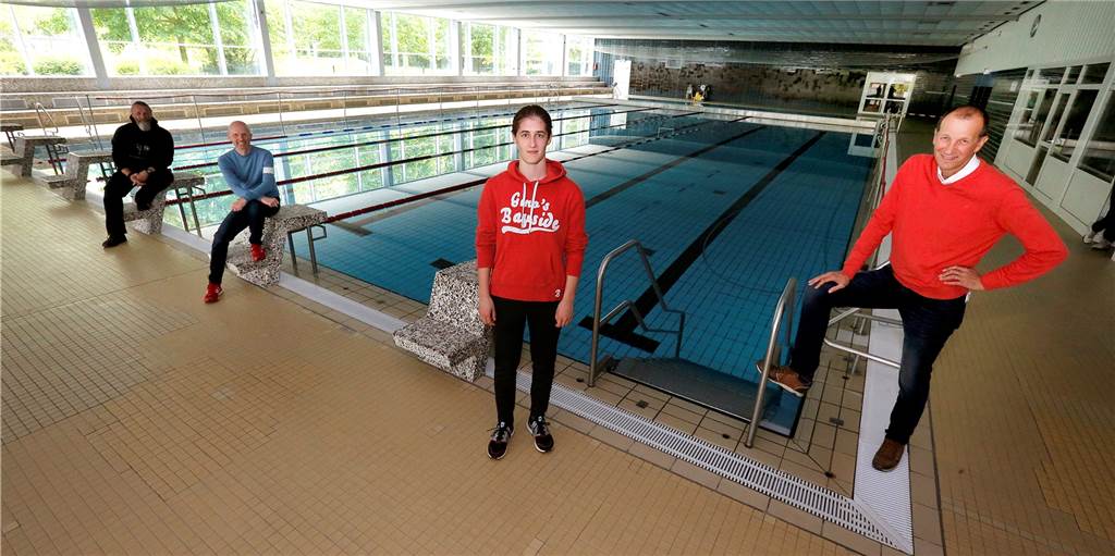 Allein im Hallenbad: Pia schwimmt mit Bravour zum Sport-Abitur Schwimmprüfung im Hallenbad Kamen: Schülerin Pia Grau vom Friedrich-Bährens-Gymnasium in Schwerte legt ihre Abiturprüfung im Bereich Schwimmen im Kamener Hallenbad ab.
