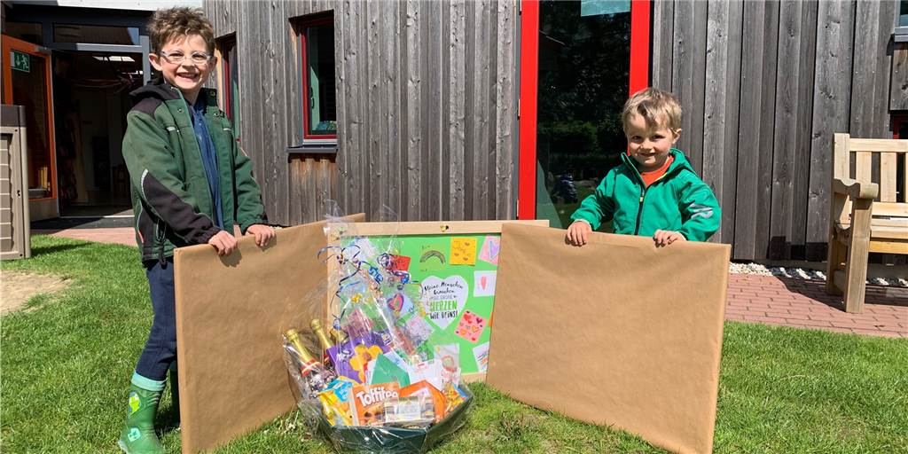 Zwei Monate nach Corona-Schließung: Kita in Cappenberg blickt zurück Für den Kindergarten in Cappenberg hatten sich die Eltern etwas überlegt: Sie sammelten Bilder von Kindern aus der Notbetreuung und Kindern, die aktuell zu Hause sind und überreichten sie als Geschenk.